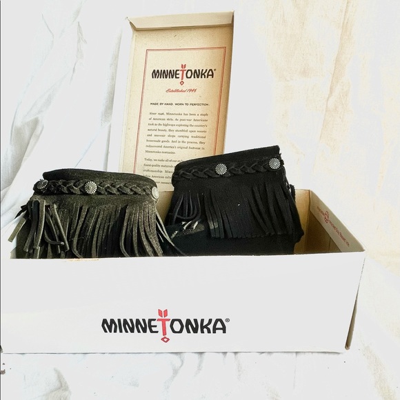 Minnetonka Women’s 5 Angle Height Zip Moccasins Black Suede in Original Box - Picture 3 of 6